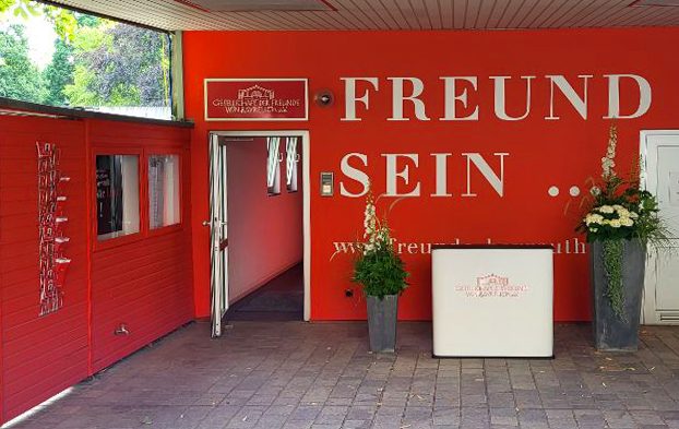Erkennen Sie die rote Ecke? Da sind wir: die Geschäftsstelle der Freunde von Bayreuth. À votre service!